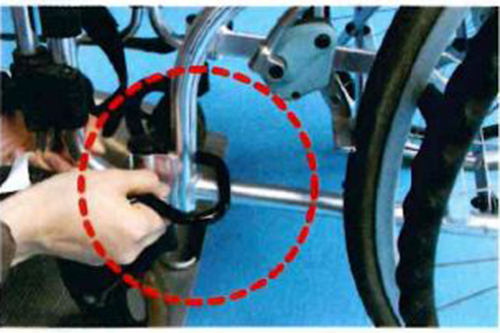 後退防止ベルトのフックは車椅子のフレームの垂直部分にしっかりかけます。