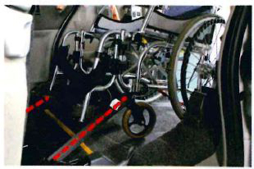 社内に車椅子を入れた際、後退防止ベルトのたわみを無くすため2.、3回前後させます。