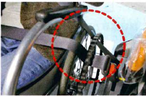 シートベルトは車椅子のフレームを通し、腰に近い位置を通るようにしてください。