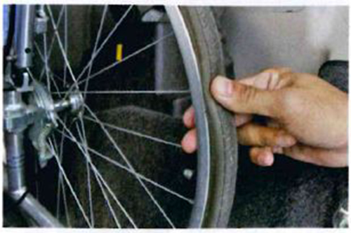 社内でしっかり固定するためにも車椅子のタイヤ空気圧も必ず確認しておきましょう。